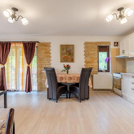 Casuta Cu Trandafiri Hotell Slănic Eksteriør bilde