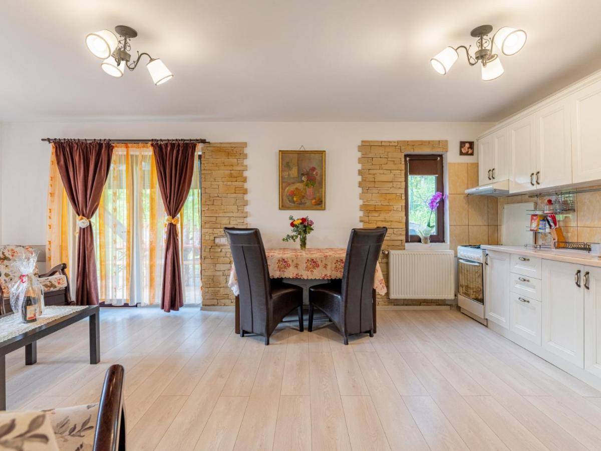 Casuta Cu Trandafiri Hotell Slănic Eksteriør bilde