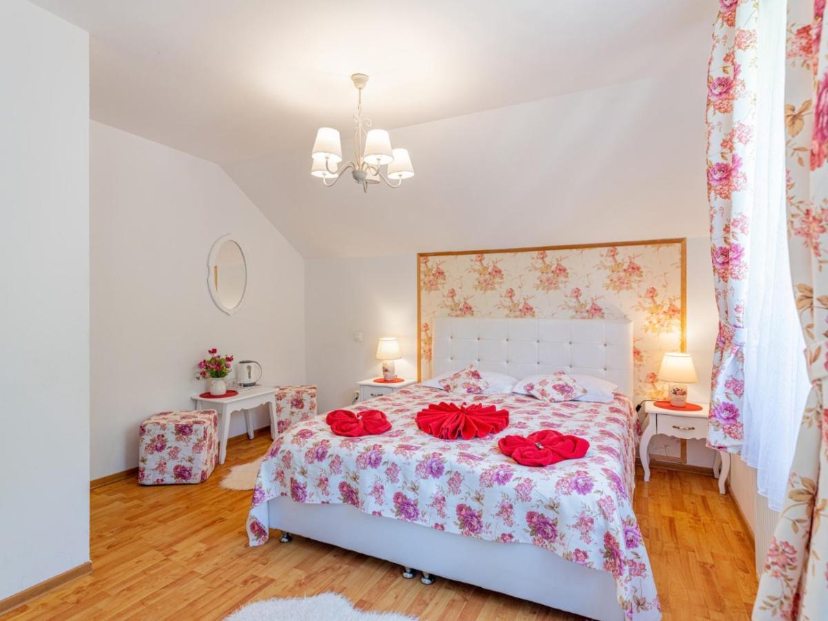 Casuta Cu Trandafiri Hotell Slănic Eksteriør bilde