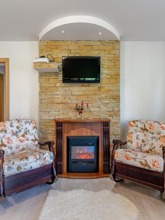 Casuta Cu Trandafiri Hotell Slănic Eksteriør bilde