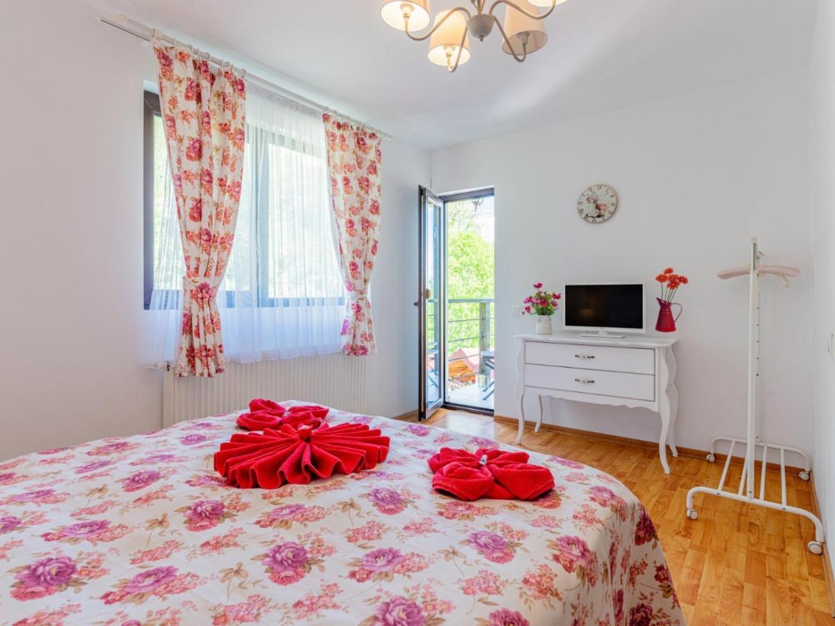 Casuta Cu Trandafiri Hotell Slănic Eksteriør bilde