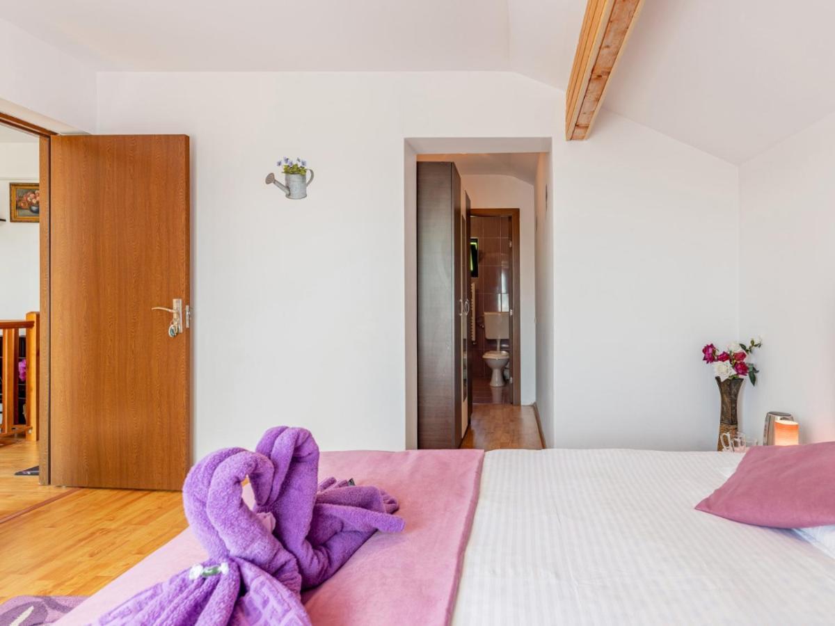 Casuta Cu Trandafiri Hotell Slănic Eksteriør bilde