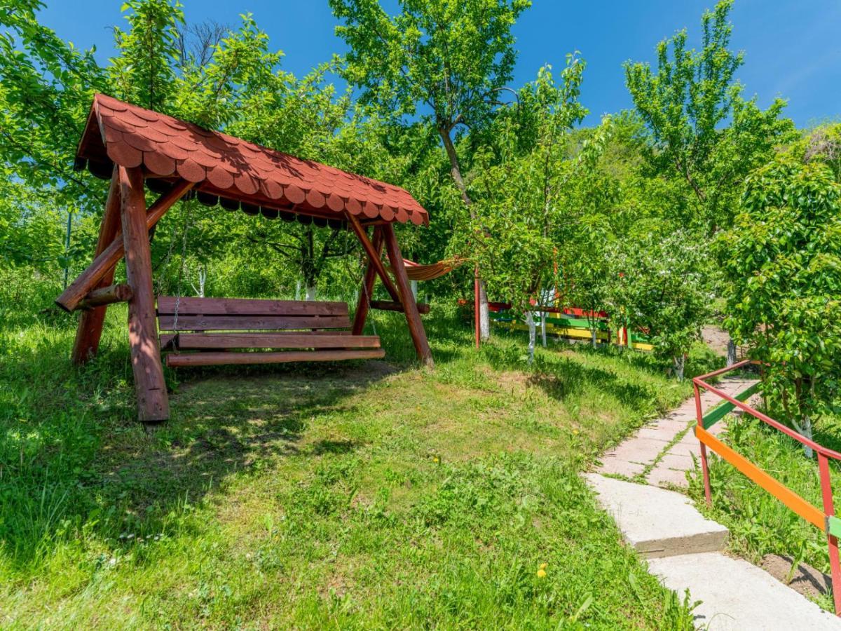 Casuta Cu Trandafiri Hotell Slănic Eksteriør bilde