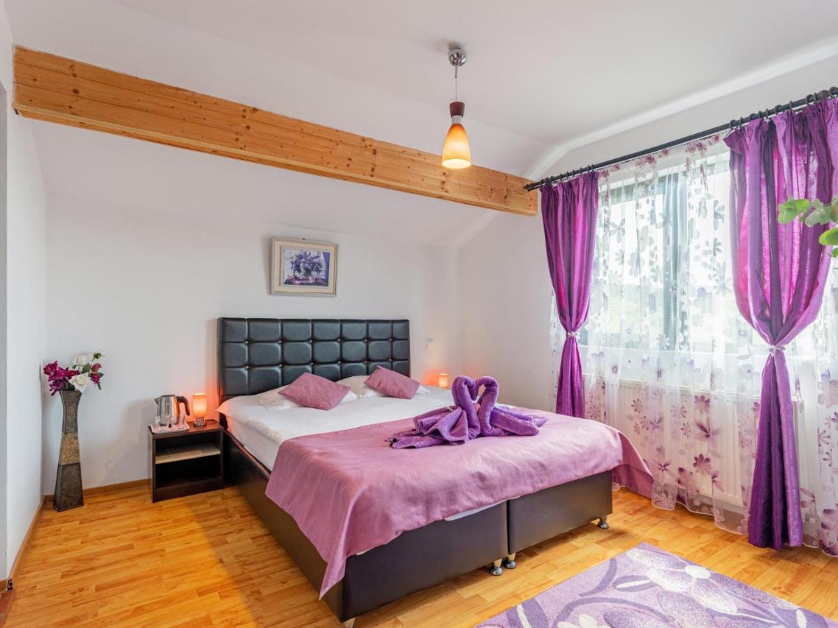 Casuta Cu Trandafiri Hotell Slănic Eksteriør bilde